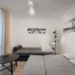 2-108 Wola, Jana Kazimierza 32, Warsaw, Cozy View, Petrovdom Apartment *